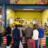 Qui a dominare sono le voci delle signore che si impongono sui venditori gridando �fammi due euro�, �toglimi cinquanta centesimi�, �aggiungimi un altro euro di mandarini�
